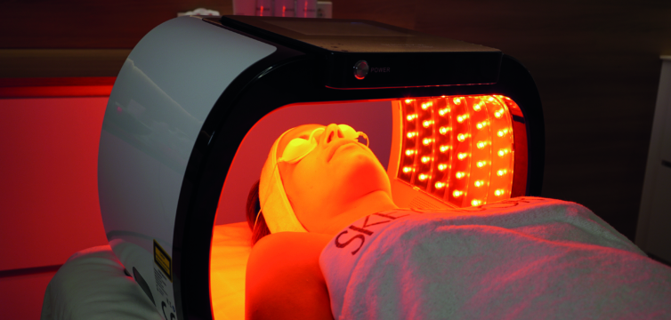 LED терапия в козметиката – как работи и защо професионалните апарати дават по-добри резултати